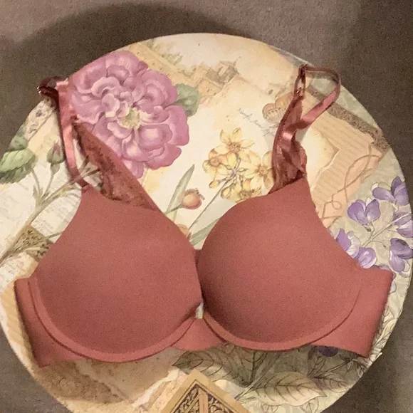 Bra 🦢 - Picture 1 of 5